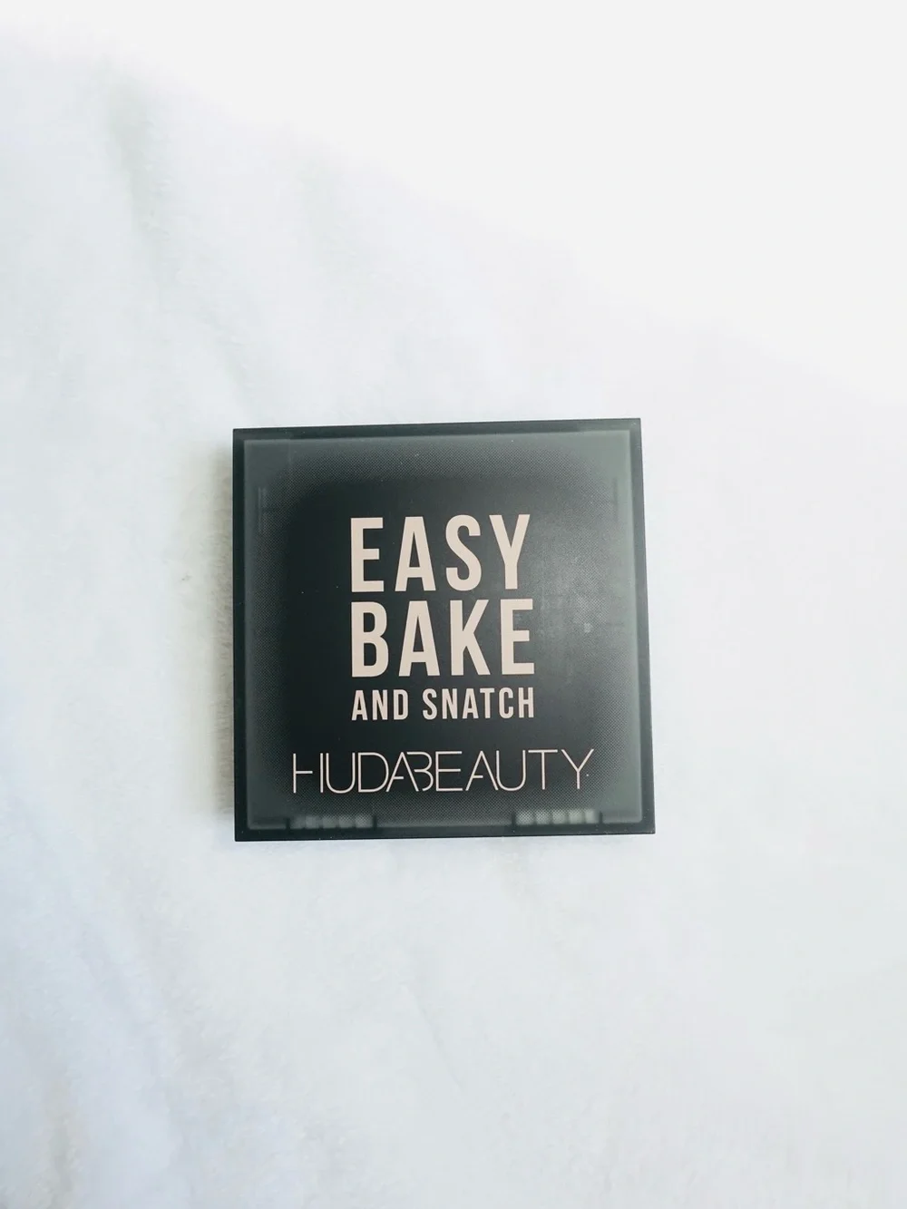 Huda Beauty Easy Bake n Snatch Pressed Brightening n Setting Powder Banana Bread
